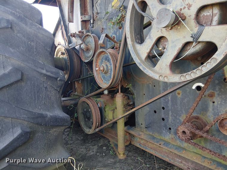 image for item EU0187 Allis-Chalmers M2 Gleaner combine