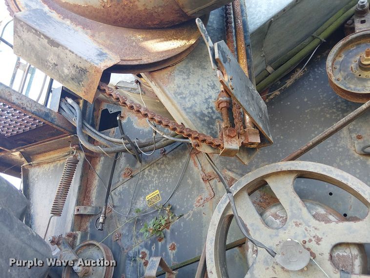 image for item EU0187 Allis-Chalmers M2 Gleaner combine