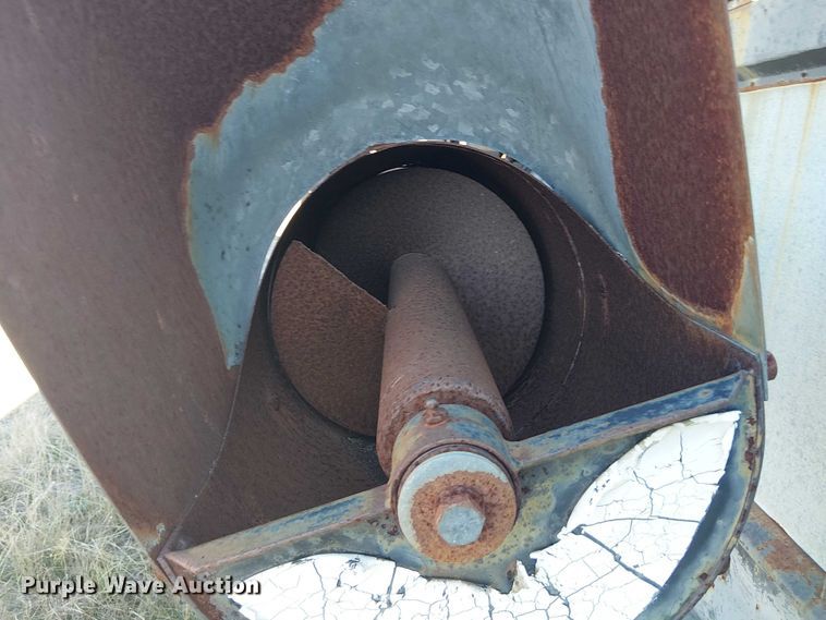 image for item EU0187 Allis-Chalmers M2 Gleaner combine