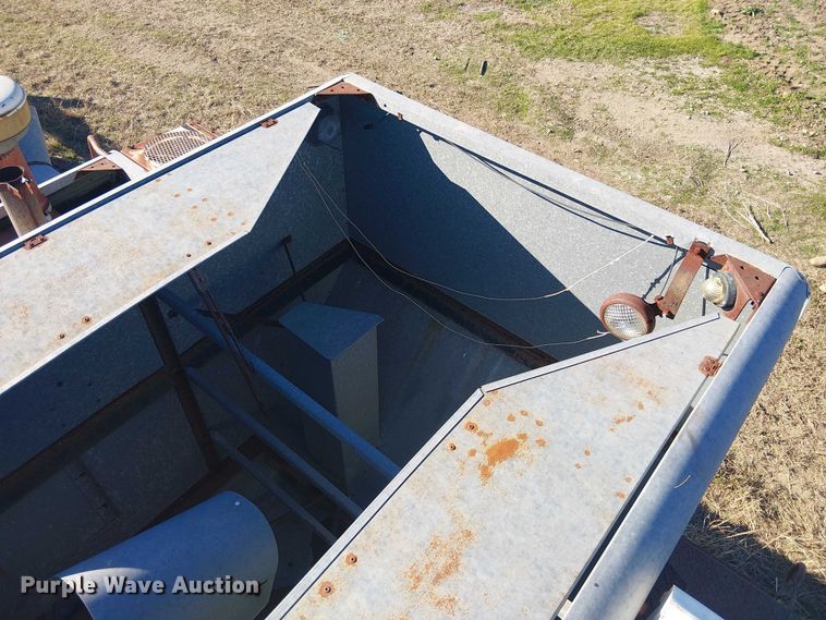 image for item EU0187 Allis-Chalmers M2 Gleaner combine