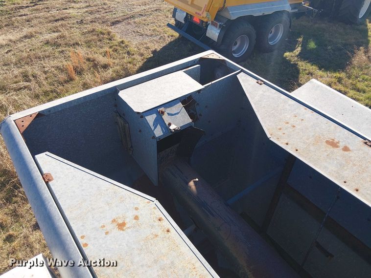 image for item EU0187 Allis-Chalmers M2 Gleaner combine