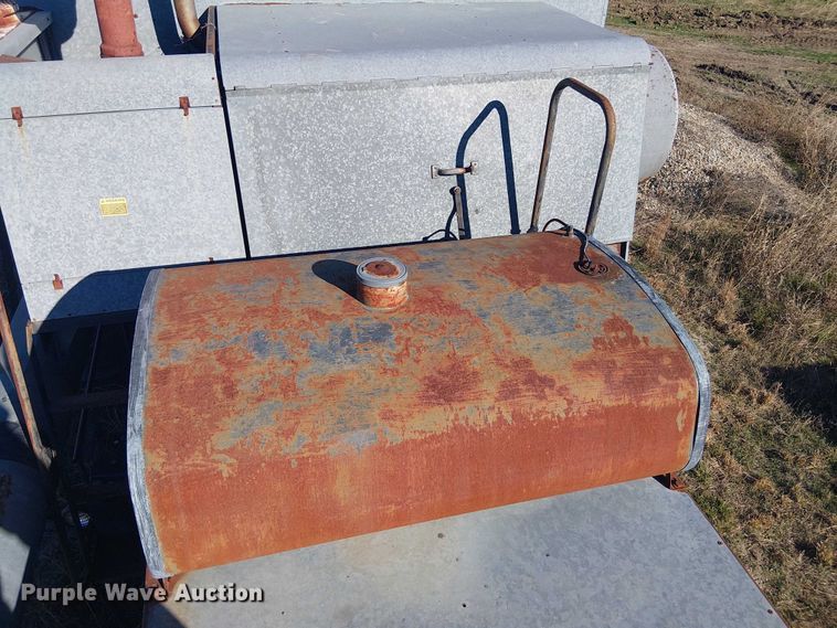 image for item EU0187 Allis-Chalmers M2 Gleaner combine