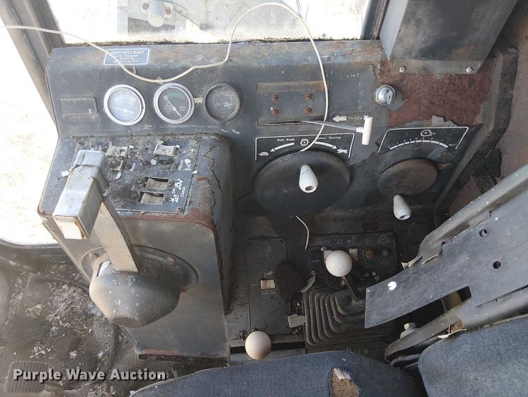 image for item EU0187 Allis-Chalmers M2 Gleaner combine