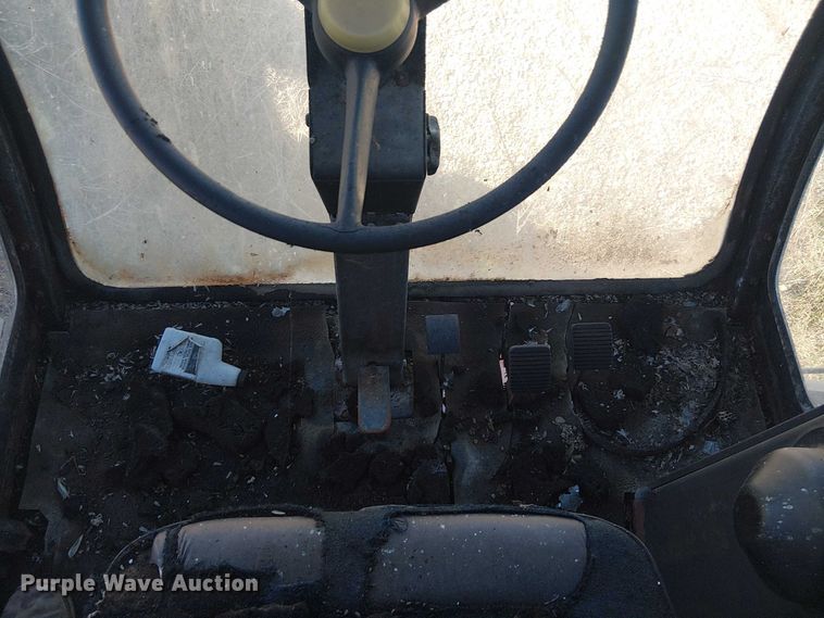 image for item EU0187 Allis-Chalmers M2 Gleaner combine