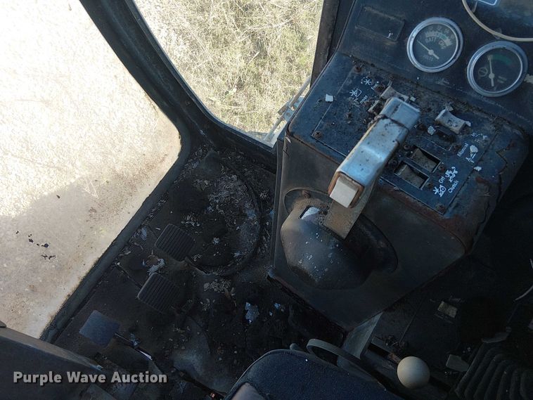 image for item EU0187 Allis-Chalmers M2 Gleaner combine