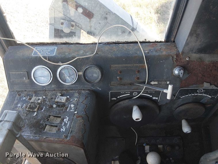 image for item EU0187 Allis-Chalmers M2 Gleaner combine