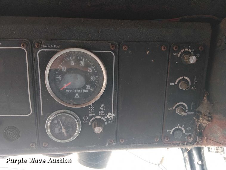 image for item EU0187 Allis-Chalmers M2 Gleaner combine