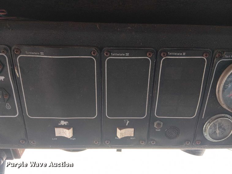 image for item EU0187 Allis-Chalmers M2 Gleaner combine