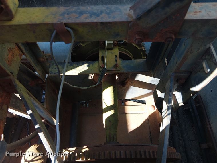 image for item EU0187 Allis-Chalmers M2 Gleaner combine