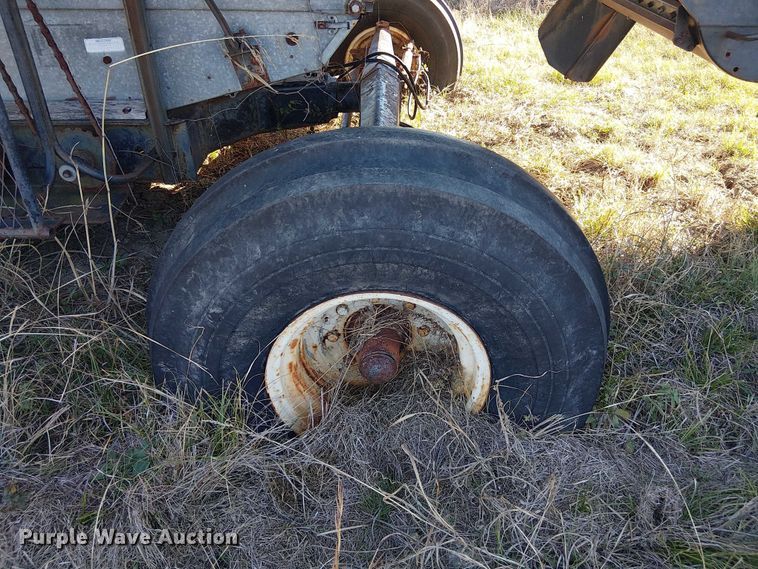 image for item EU0187 Allis-Chalmers M2 Gleaner combine