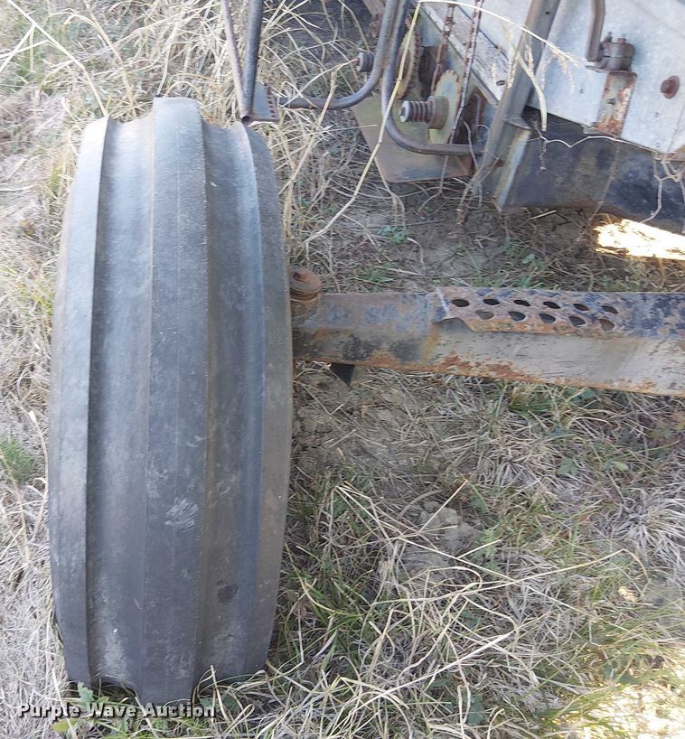 image for item EU0187 Allis-Chalmers M2 Gleaner combine