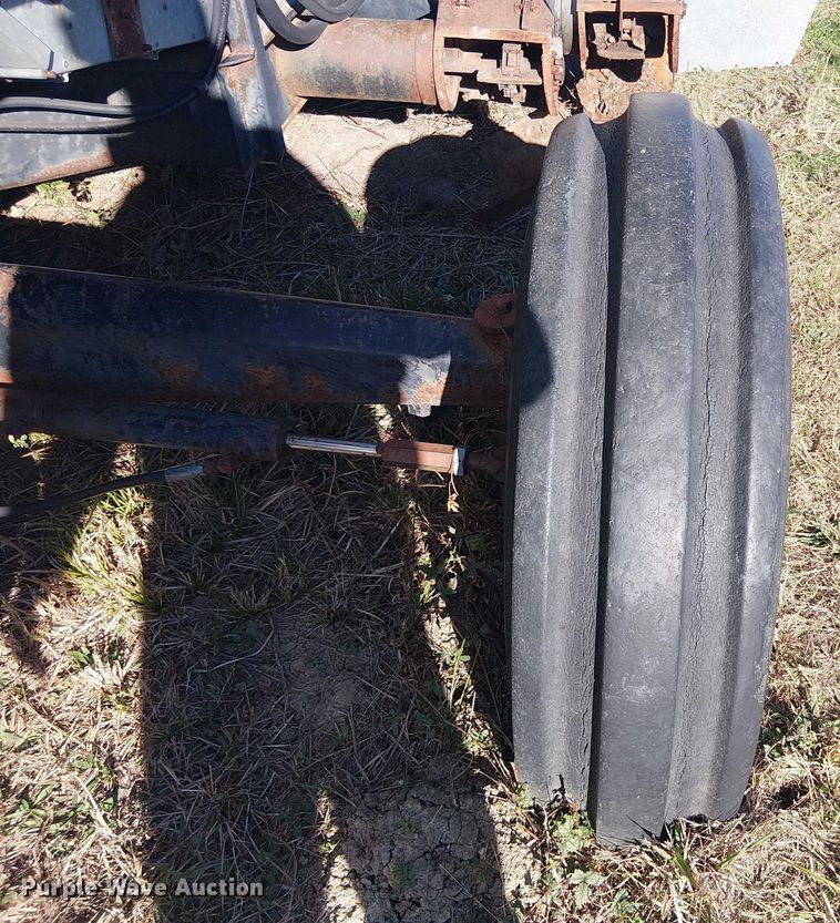 image for item EU0187 Allis-Chalmers M2 Gleaner combine