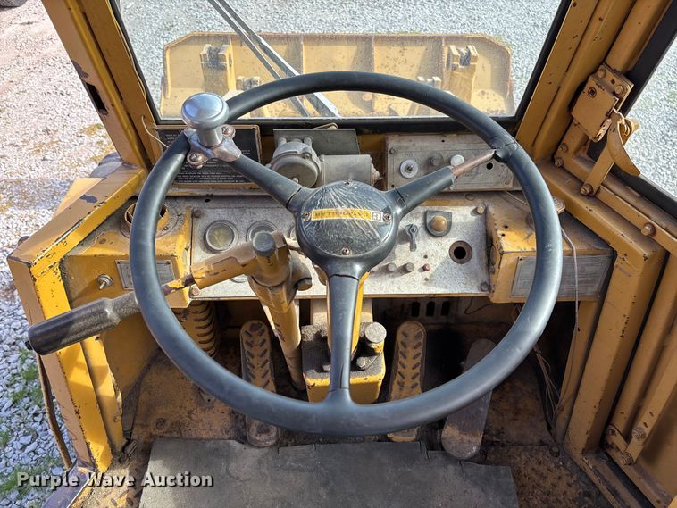 image for item EV3249 1973 Caterpillar 930 wheel loader