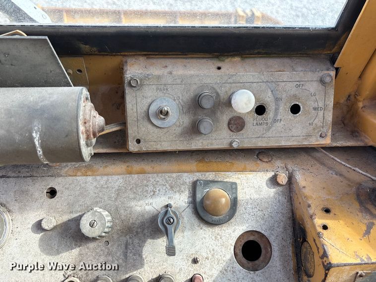 image for item EV3249 1973 Caterpillar 930 wheel loader