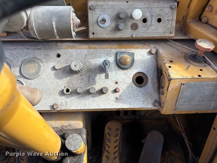 image for item EV3249 1973 Caterpillar 930 wheel loader