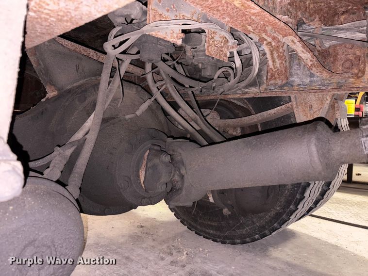 image for item FK1041 1999 International 4900 flatbed truck