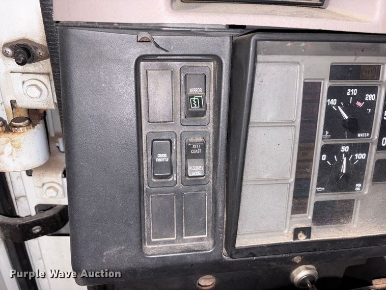 image for item FK1041 1999 International 4900 flatbed truck