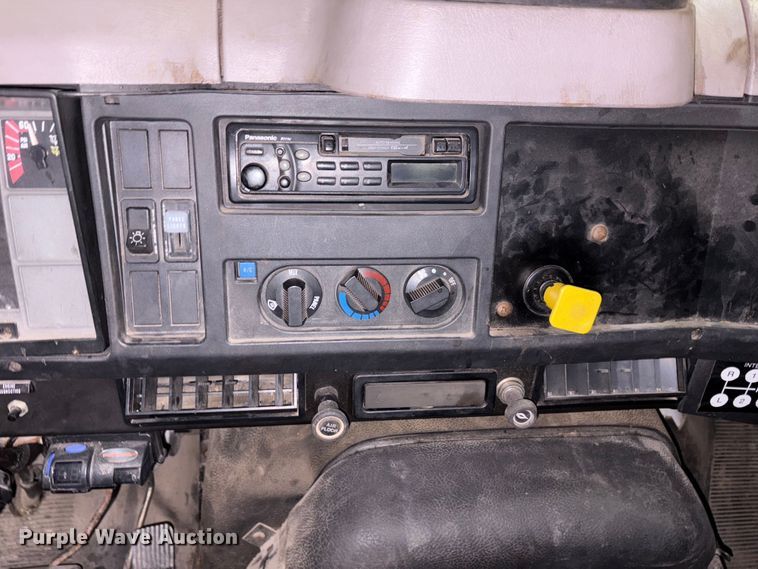 image for item FK1041 1999 International 4900 flatbed truck