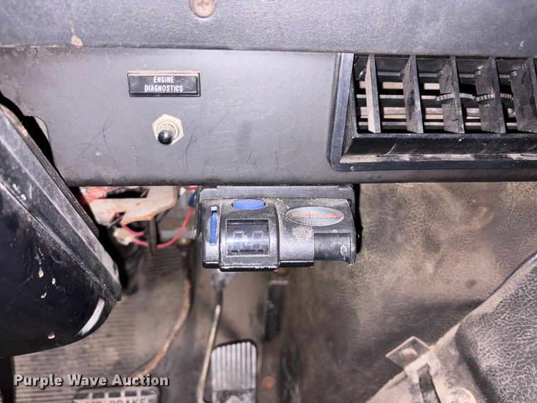 image for item FK1041 1999 International 4900 flatbed truck