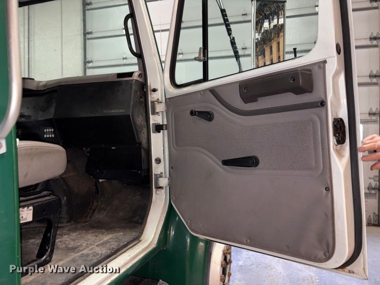 image for item FK1041 1999 International 4900 flatbed truck