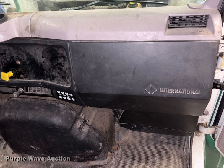 image for item FK1041 1999 International 4900 flatbed truck