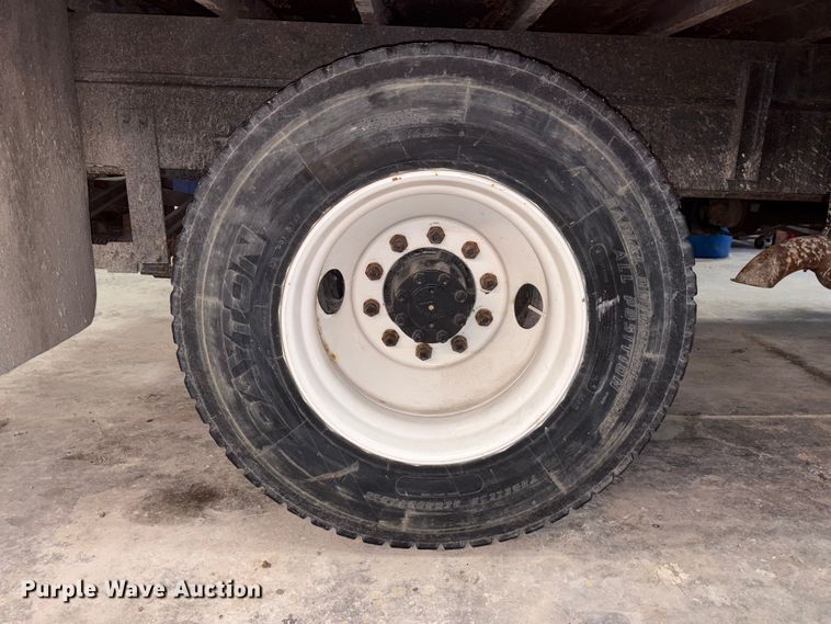 image for item FK1041 1999 International 4900 flatbed truck