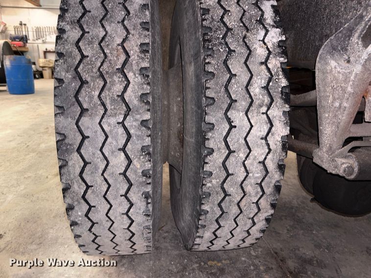 image for item FK1041 1999 International 4900 flatbed truck