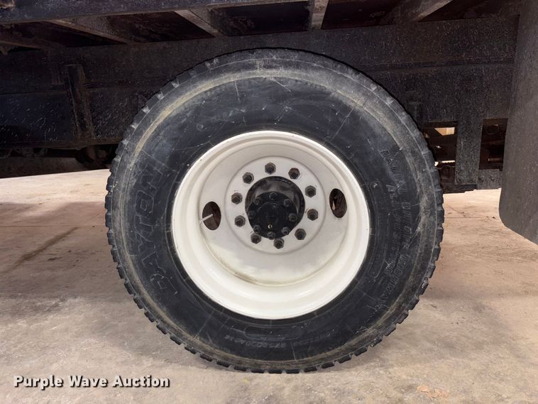 image for item FK1041 1999 International 4900 flatbed truck