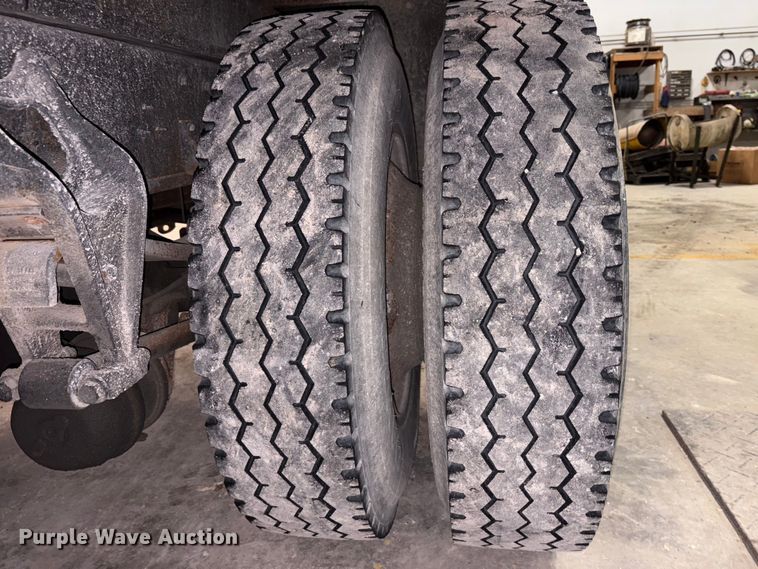 image for item FK1041 1999 International 4900 flatbed truck