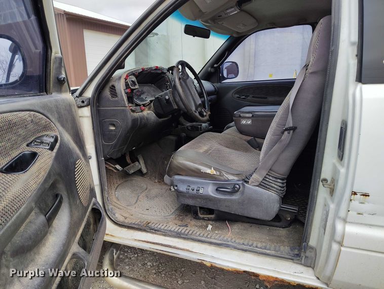 image for item IH9393 2001 Dodge Ram 2500 Ext. Cab pickup truck