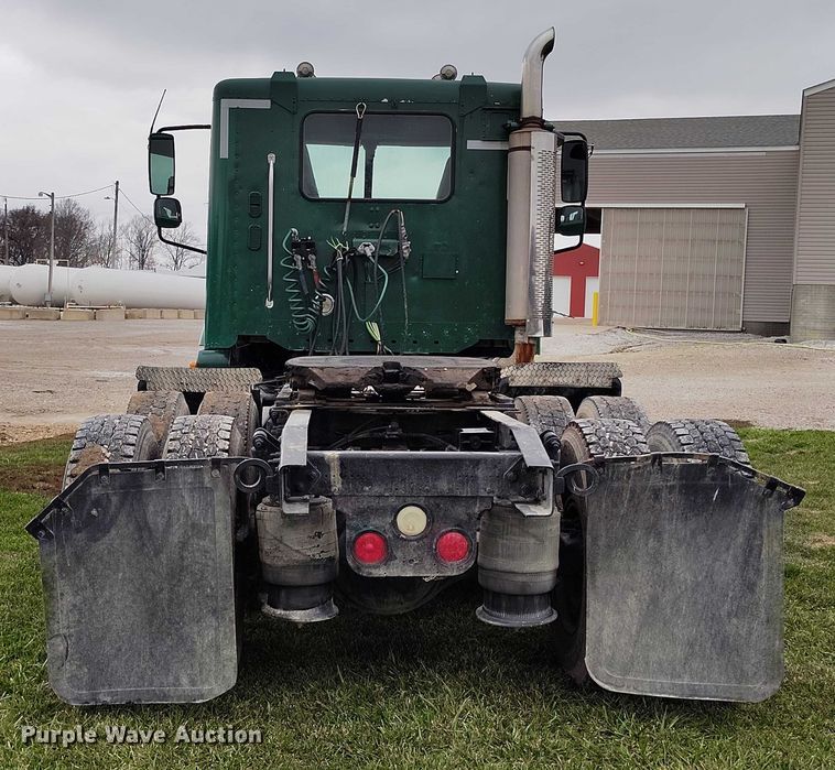 image for item IH9394 2006 Freightliner Columbia semi truck