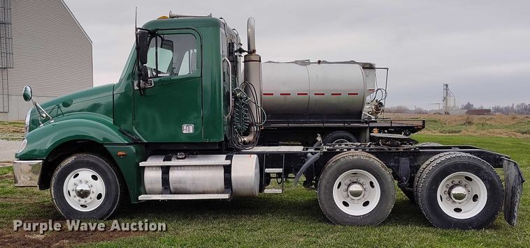 image for item IH9394 2006 Freightliner Columbia semi truck