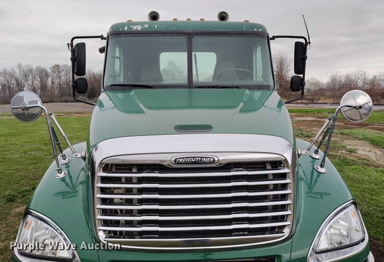 image for item IH9394 2006 Freightliner Columbia semi truck