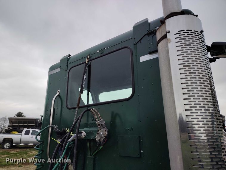 image for item IH9394 2006 Freightliner Columbia semi truck