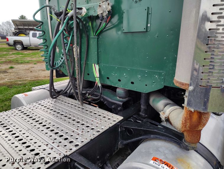 image for item IH9394 2006 Freightliner Columbia semi truck