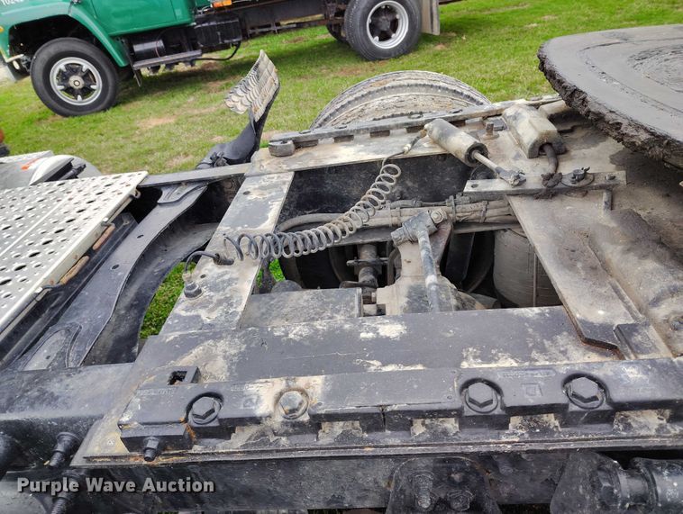 image for item IH9394 2006 Freightliner Columbia semi truck