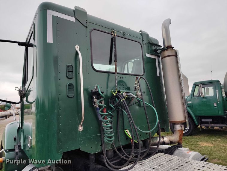 image for item IH9394 2006 Freightliner Columbia semi truck