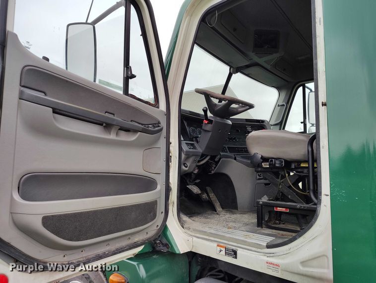 image for item IH9394 2006 Freightliner Columbia semi truck