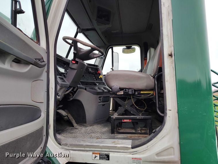 image for item IH9394 2006 Freightliner Columbia semi truck