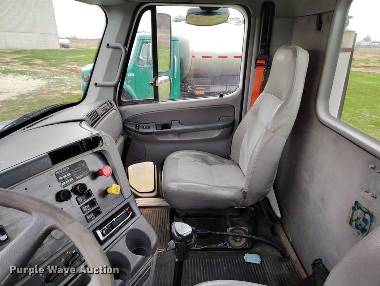 image for item IH9394 2006 Freightliner Columbia semi truck