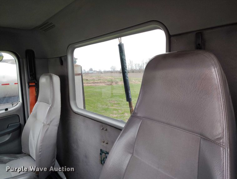 image for item IH9394 2006 Freightliner Columbia semi truck