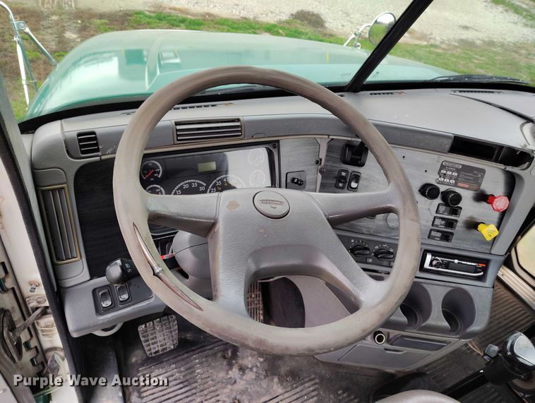 image for item IH9394 2006 Freightliner Columbia semi truck