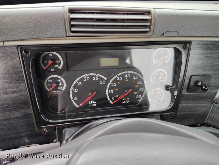 image for item IH9394 2006 Freightliner Columbia semi truck