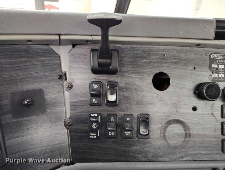 image for item IH9394 2006 Freightliner Columbia semi truck