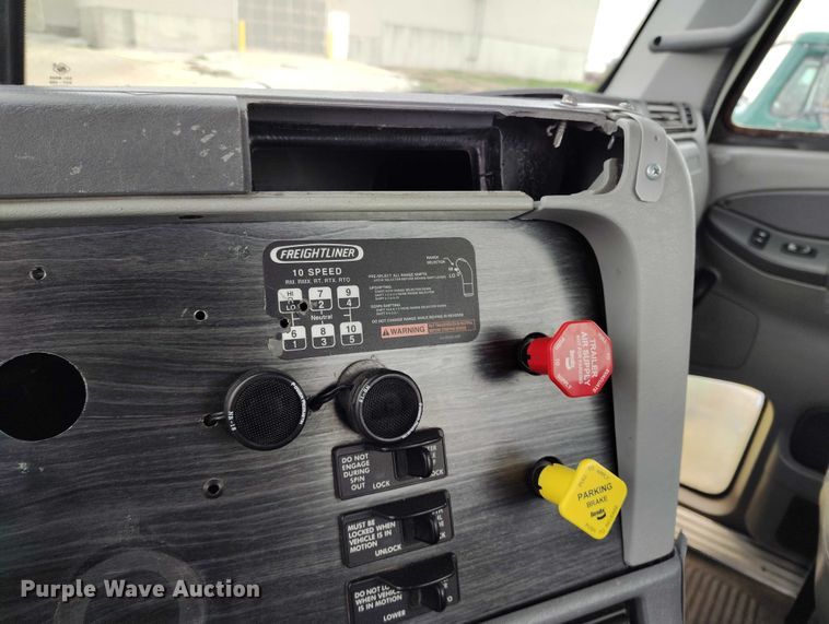 image for item IH9394 2006 Freightliner Columbia semi truck