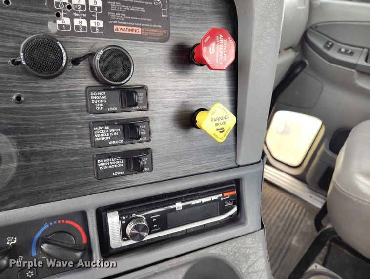 image for item IH9394 2006 Freightliner Columbia semi truck