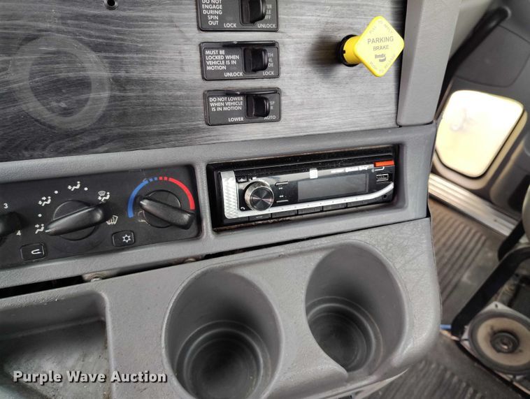 image for item IH9394 2006 Freightliner Columbia semi truck