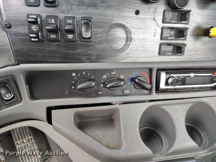 image for item IH9394 2006 Freightliner Columbia semi truck