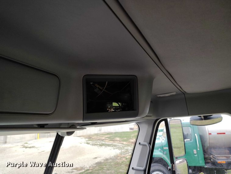 image for item IH9394 2006 Freightliner Columbia semi truck