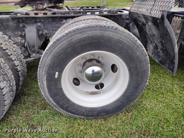 image for item IH9394 2006 Freightliner Columbia semi truck